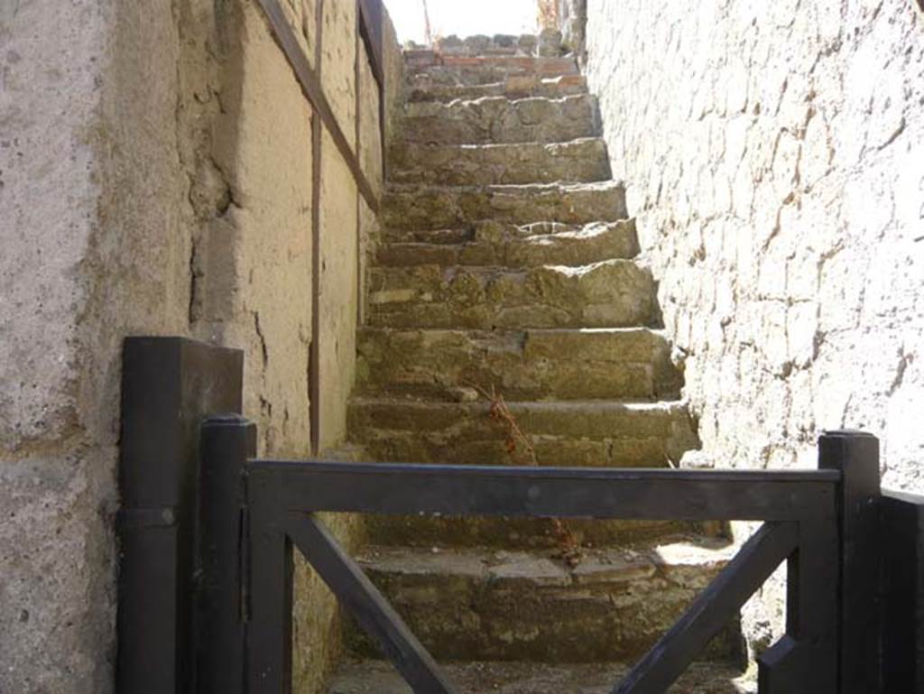 VI.27 Herculaneum, August 2013. Looking east to steps to upper floor. Photo courtesy of Buzz Ferebee.
