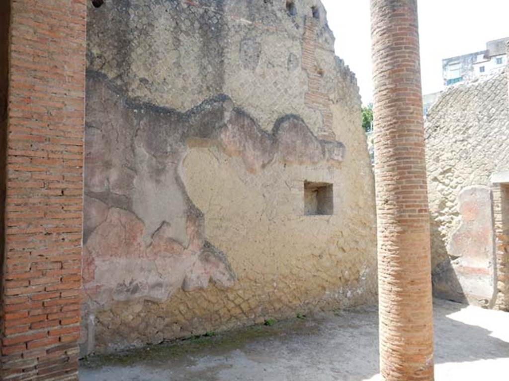 VI.29, Herculaneum. May 2018. Atrium3, looking west along south wall with niche/recess.
Photo courtesy of Buzz Ferebee.
