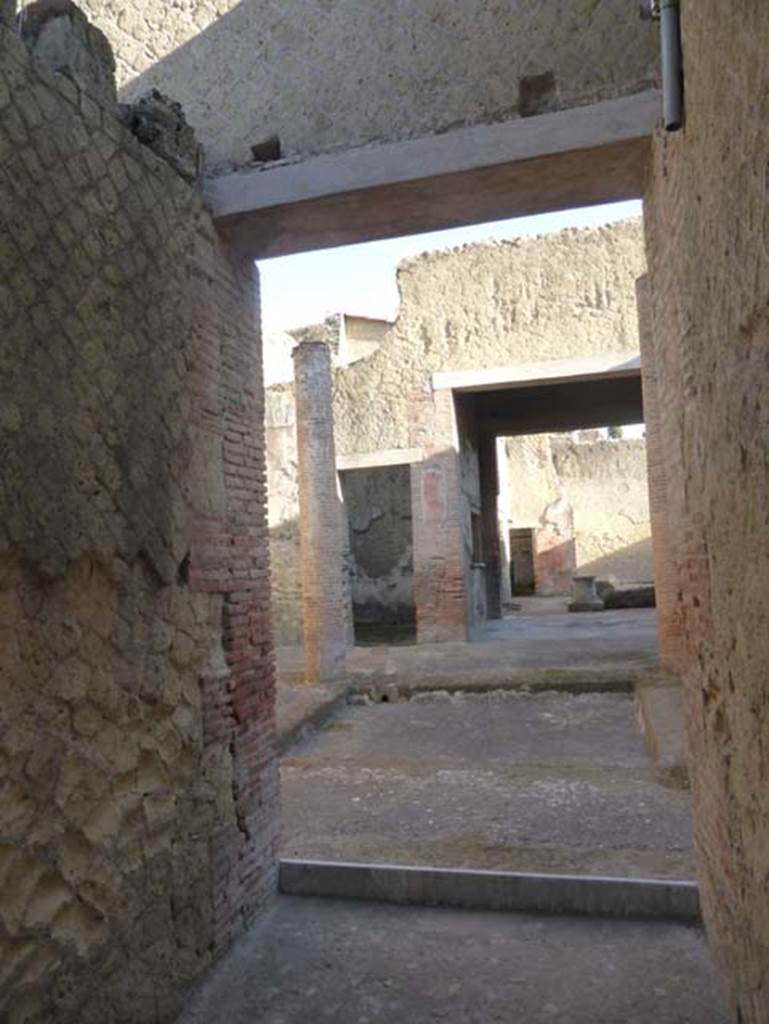 Ins. VI 29, Herculaneum, September 2015.Looking north-east across impluvium in atrium, from entrance doorway.