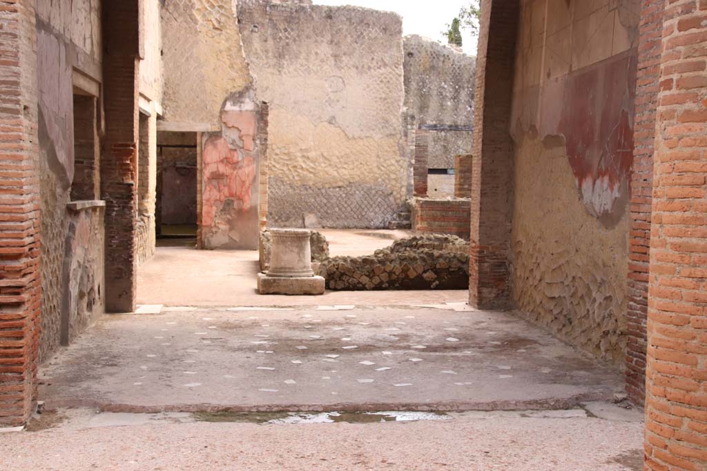 VI.29 Herculaneum. October 2020. Looking east across tablinum. Photo courtesy of Klaus Heese.