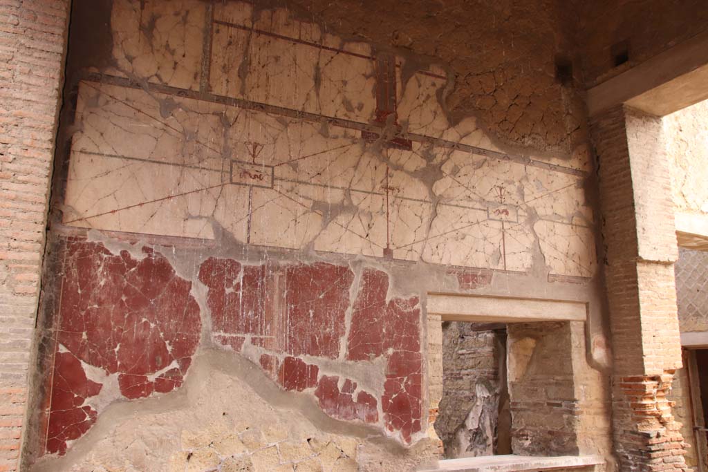 VI.29 Herculaneum. October 2020. Tablinum 5, painted decoration on north wall. Photo courtesy of Klaus Heese. 