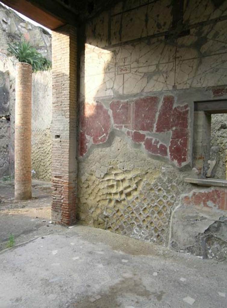 VI.29, Herculaneum. June 2005. Looking towards the north wall of tablinum, at west end. The flooring is of cocciopesto with inserts of coloured marble embedded in. Photo courtesy of Nicolas Monteix.


