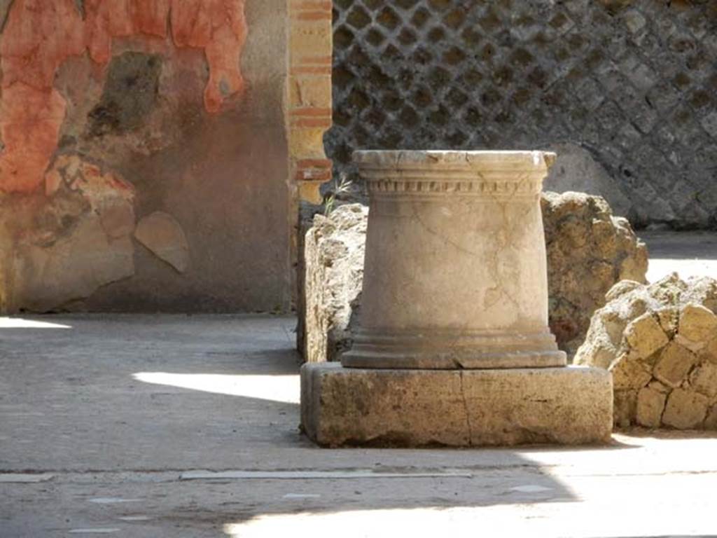 VI.29 Herculaneum. May 2018. Atrium 9, the second atrium, puteal near north-west corner. Photo courtesy of Buzz Ferebee.