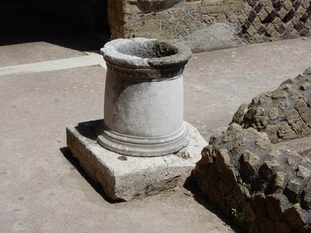 VI.29 Herculaneum. May 2018. Atrium 9, cistern mouth on north-west corner of impluvium. Photo courtesy of Buzz Ferebee.