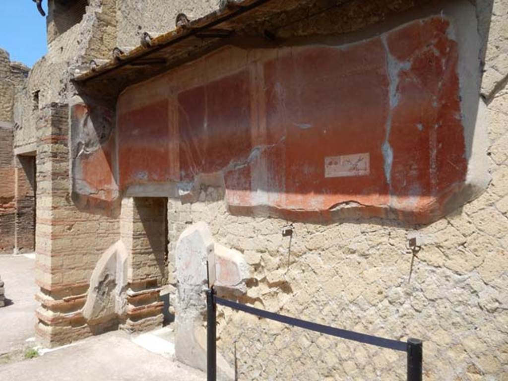 VI.29, Herculaneum. May 2018. 
Triclinium 11, north-west corner with doorway to room 12, and painted decoration on north wall.
Photo courtesy of Buzz Ferebee.

