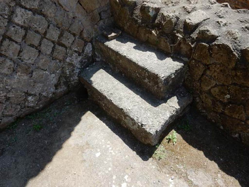 VI.29, Herculaneum. May 2018. Triclinium 11, south-east corner. Photo courtesy of Buzz Ferebee.