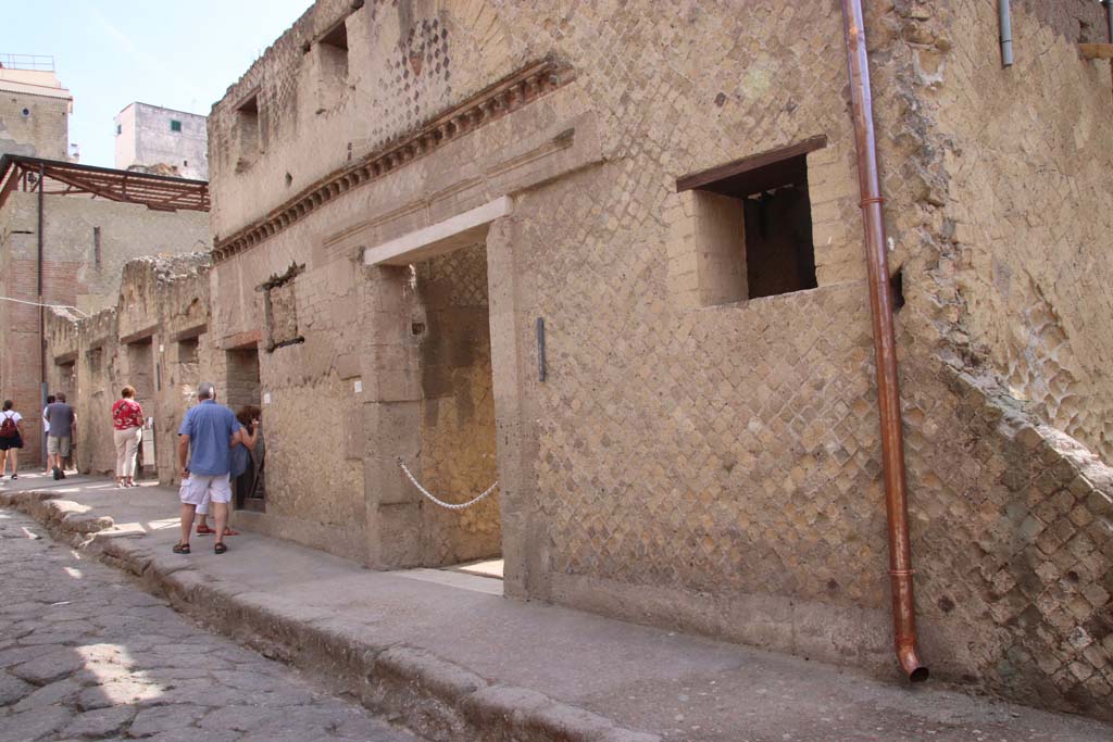 VI.29 Herculaneum. September 2019. 
Looking north towards entrance doorway, on east side of Cardo III. Photo courtesy of Klaus Heese.
