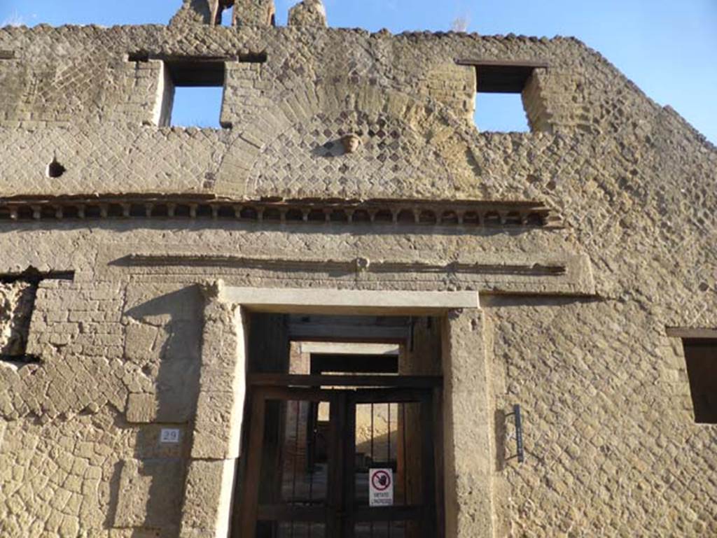 Ins. VI 29, Herculaneum, September 2015. Upper floor above doorway.