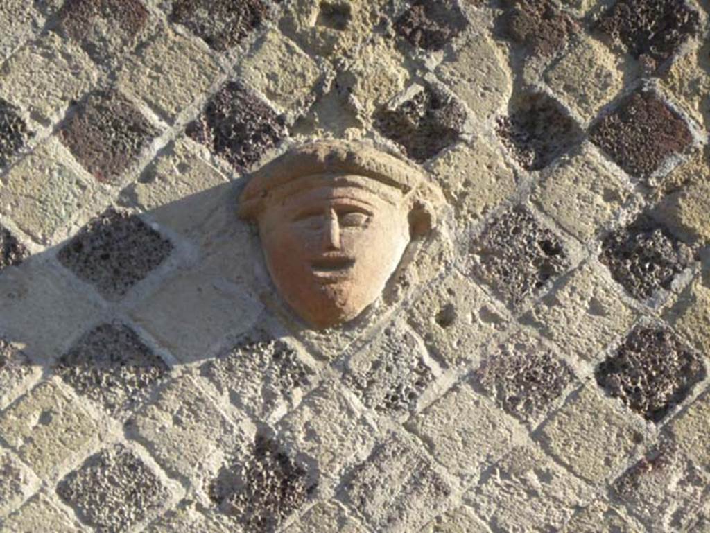 Ins. VI 29, Herculaneum, September 2015. Decoration of terracotta mask above doorway.