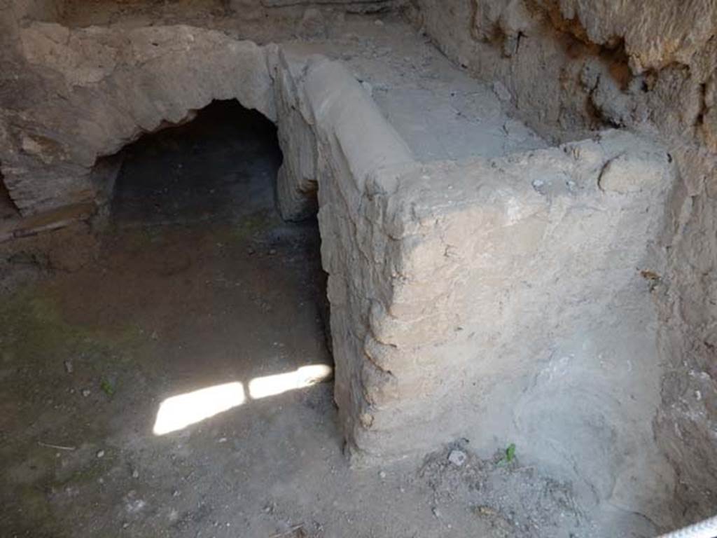 VI.29, Herculaneum. May 2018. Room 1, detail of L-shaped bench in kitchen against north wall.
Photo courtesy of Buzz Ferebee.
