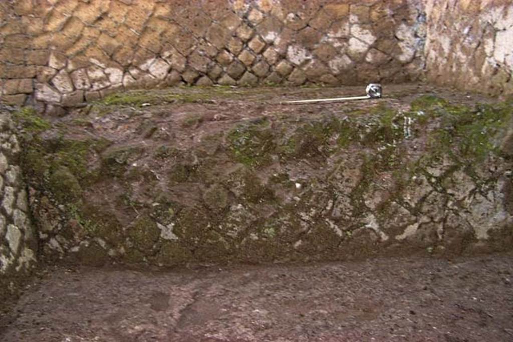 VI.30, Herculaneum.  February 2003. Detail of hearth or bench structure against north wall in north-east corner. Photo courtesy of Nicolas Monteix.
