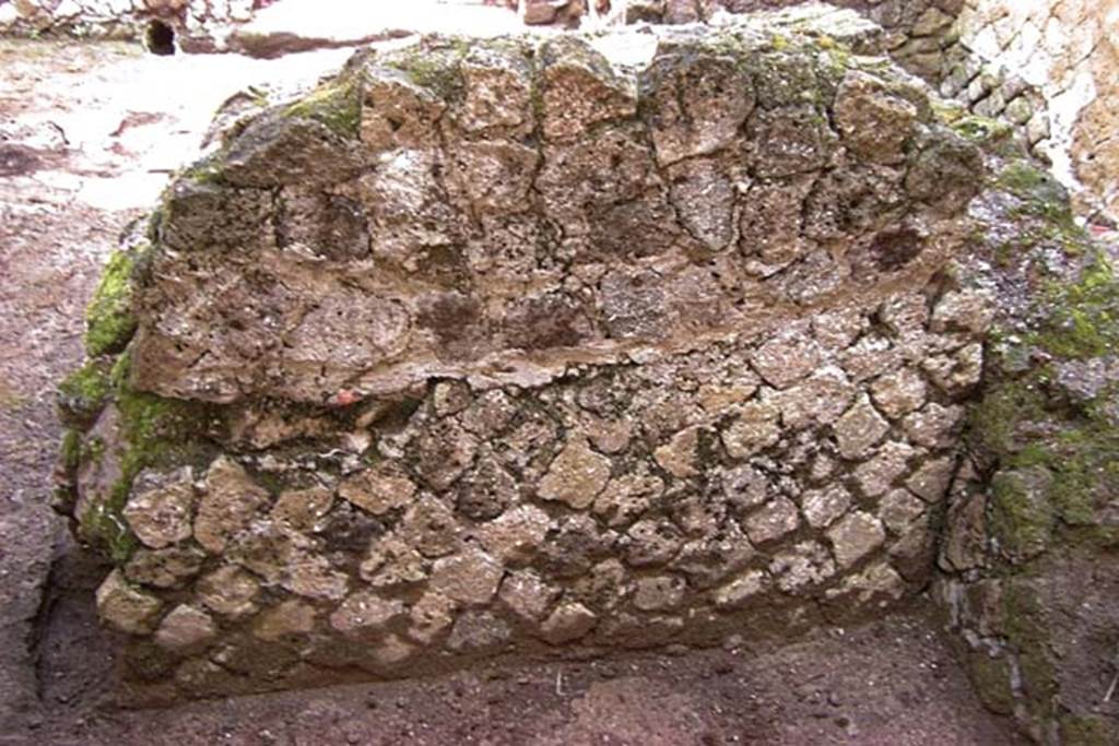 VI.30, Herculaneum. February 2003. Detail of east side of structure in centre of area.
Photo courtesy of Nicolas Monteix.
