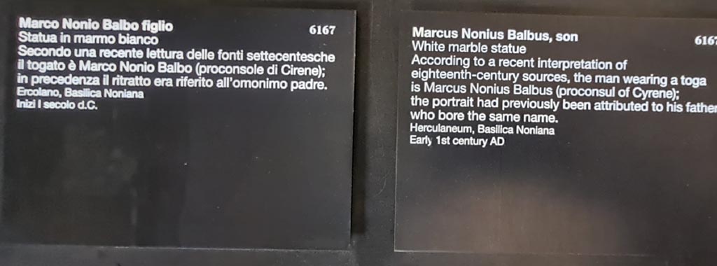 Herculaneum Basilica Noniana. April 2023. Exhibition descriptive card for statue of Marco Nonio Balbo figlio inventory number 6167.
Photo courtesy of Giuseppe Ciaramella.
