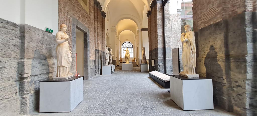 Herculaneum. April 2023.
Looking along gallery with white marble statues from “Campania Romana” display. Photo courtesy of Giuseppe Ciaramella.