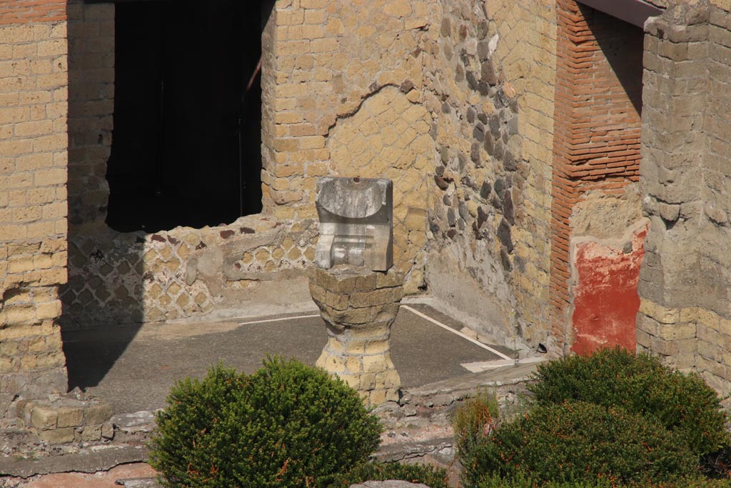 Ins. Or. I.1, Herculaneum. October 2023.
Looking west towards room m, with window from room 4, in west wall. Room4 has not been photographed yet. 
Photo courtesy of Klaus Heese.
