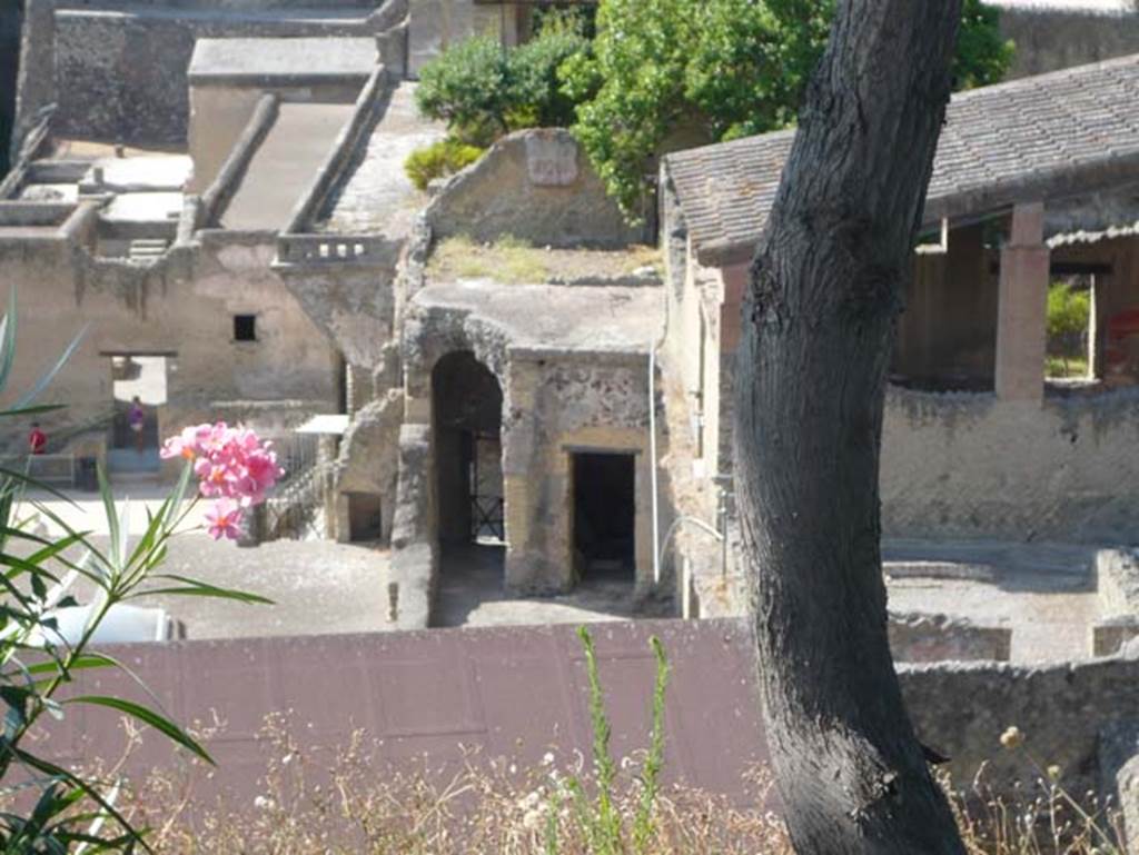 Ins. Orientalis I, 1a, Casa di M. Pilius Primigenius Granianus, Herculaneum, August 2013. Looking west from access roadway. In the centre of the photo is the entrance corridor leading to the lower rooms, below the House of the Gem, on right of photo.
Photo courtesy of Buzz Ferebee.
