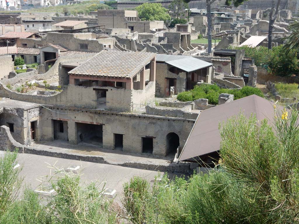 Ins. Orientalis I, 1a, Herculaneum, June 2019. 
Looking north from access roadway towards lower floor rooms opening south onto a vaulted corridor.
The upper floor rooms belong to the south end of the House of the Gem.
Photo courtesy of Buzz Ferebee.
