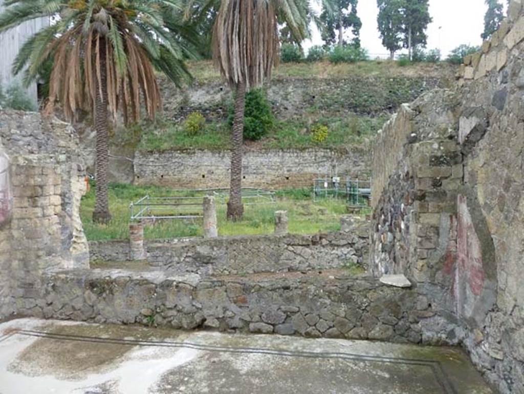 Ins. Orientalis I, 2, Herculaneum, September 2015. Looking east across flooring in tablinum towards the peristyle garden.