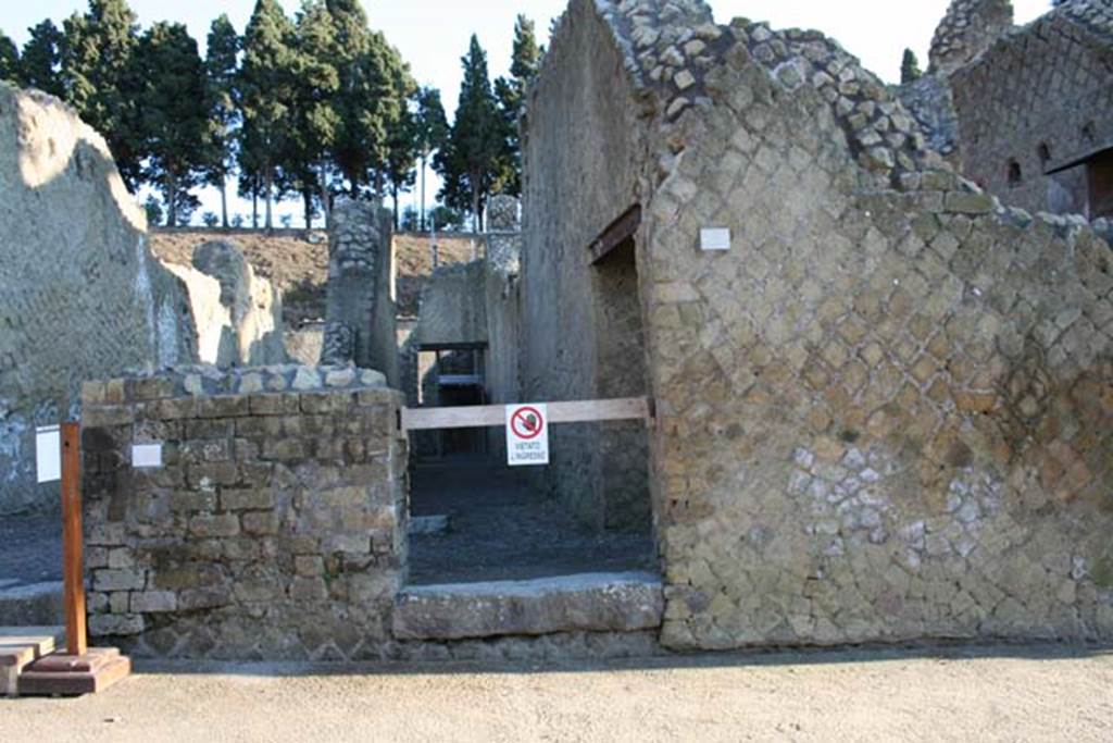 Ins.Or.II.2, Herculaneum. February 2007. Looking east to entrance doorway and corridor.
Photo courtesy of Nicolas Monteix.
