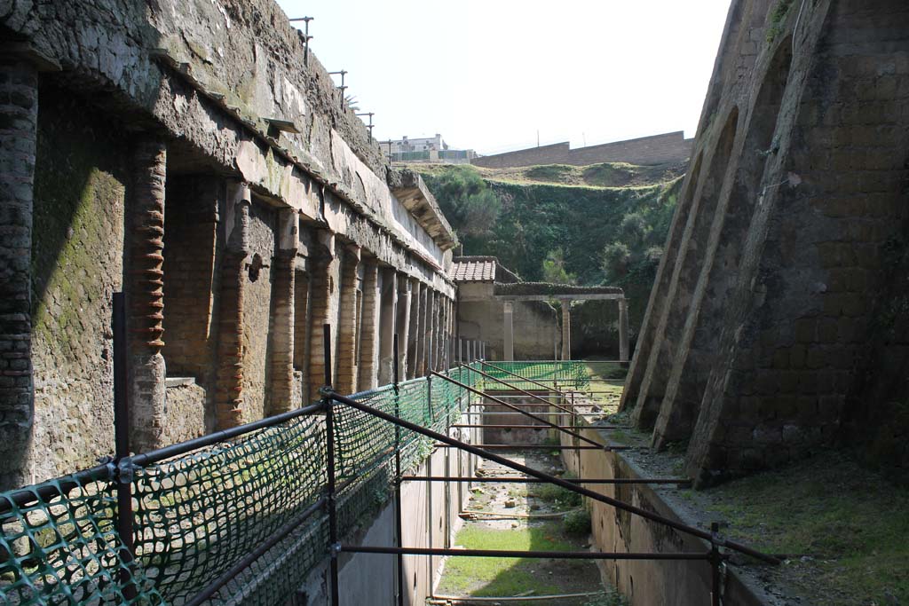 Ins. Orientalis II.4, Herculaneum, March 2014. Looking east along exterior of the windowed gallery, the cryptoporticus.
Foto Annette Haug, ERC Grant 681269 DÉCOR

