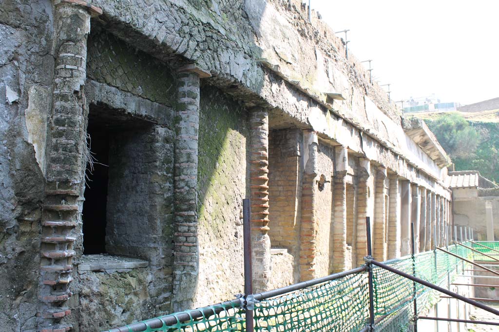 Ins. Orientalis II.4, Herculaneum, March 2014. Exterior of windowed gallery, looking east along north side of long basin. 
Foto Annette Haug, ERC Grant 681269 DÉCOR

