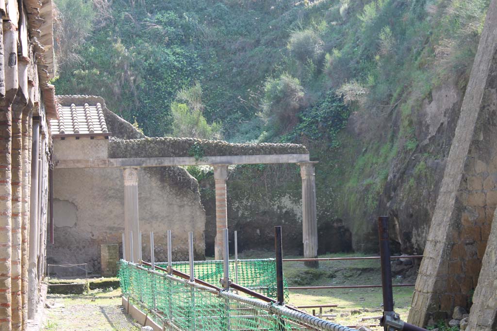 Ins. Orientalis II.4, Herculaneum, March 2014. Looking towards portico at east end of basin.
Foto Annette Haug, ERC Grant 681269 DÉCOR

