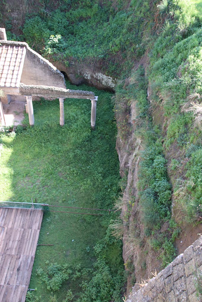 Ins. Orientalis II.4/19, Herculaneum Palaestra. October 2022. 
Looking towards east end. Photo courtesy of Klaus Heese.

