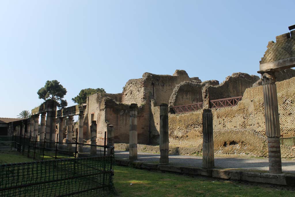 Ins. Orientalis II.4, Herculaneum, March 2014. Looking south-west towards large apsed room overlooking west portico, in centre.
Foto Annette Haug, ERC Grant 681269 DÉCOR
