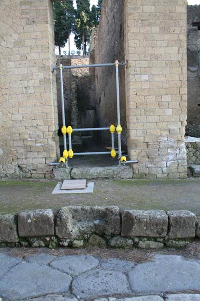 Ins Or II, 7, Herculaneum. February 2007. Looking east to entrance doorway.
Photo courtesy of Nicolas Monteix.
