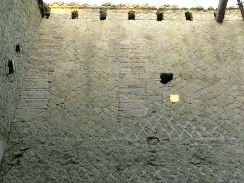 Ins Or II, 7, Herculaneum. December 2004. Upper north wall of a room, which may be part of Ins.Or,II.4.
Photo courtesy of Nicolas Monteix.
