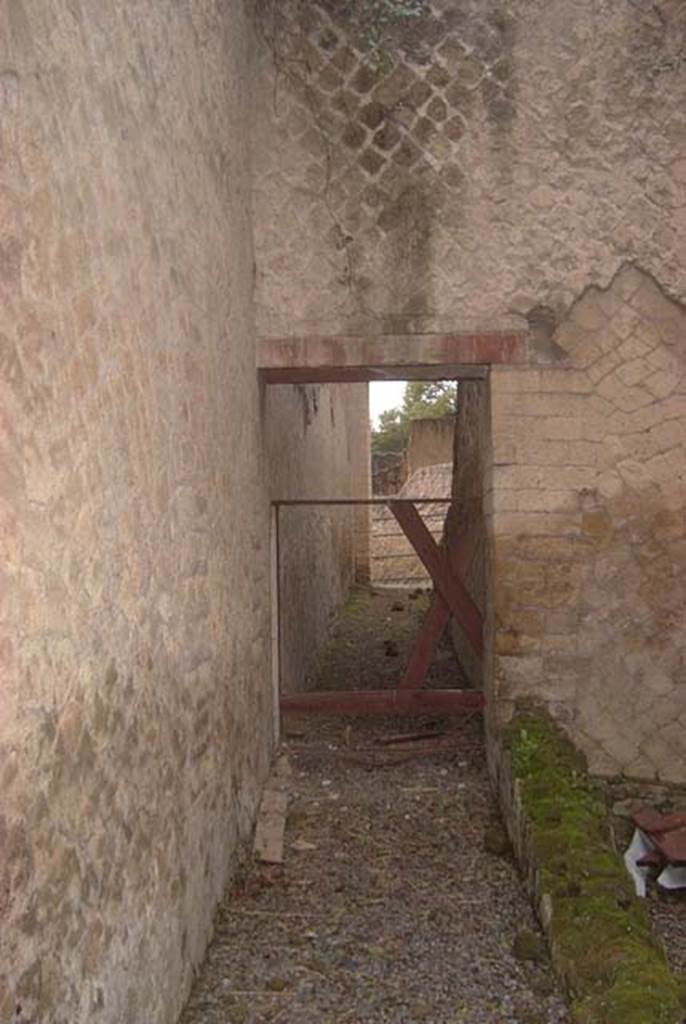 Ins Or II, 7, Herculaneum. October 2004. Looking west towards long and narrow corridor leading to doorway to Cardo V.
Photo courtesy of Nicolas Monteix.
