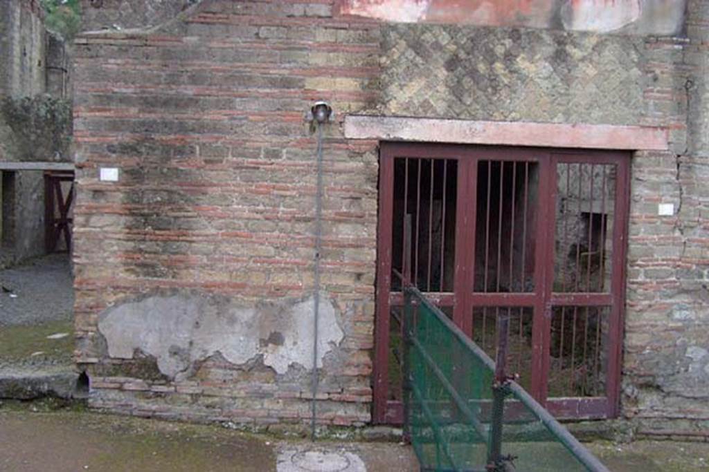 Ins Or II, 09, Herculaneum. January 2002. Exterior façade on north side of doorway, looking east. Photo courtesy of Nicolas Monteix.