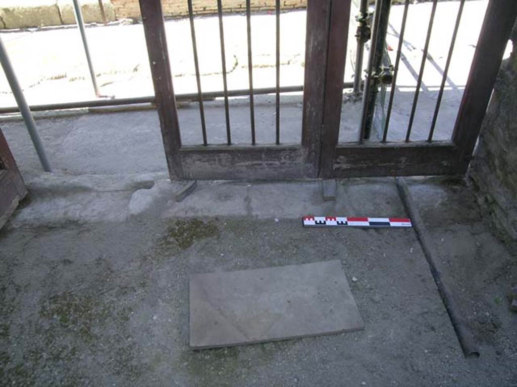 Ins Or II, 9, Herculaneum. May 2006. Entrance doorway threshold, looking west from interior. 
Photo courtesy of Nicolas Monteix.

