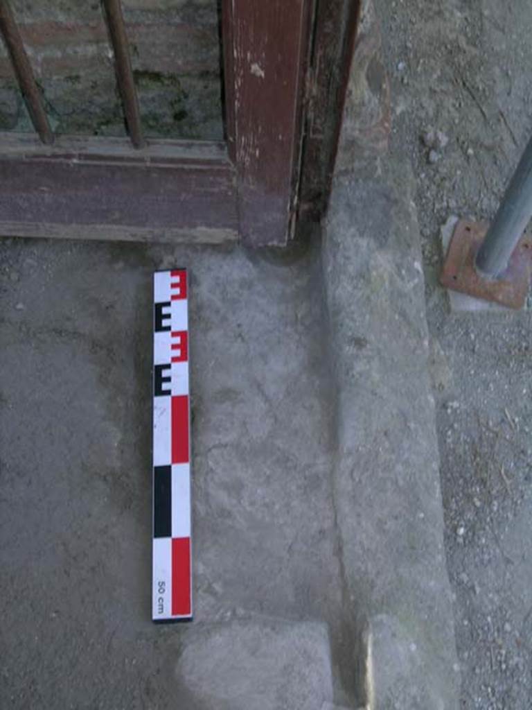 Ins Or II, 9, Herculaneum. May 2006. Doorway threshold, at south end. 
Photo courtesy of Nicolas Monteix.
