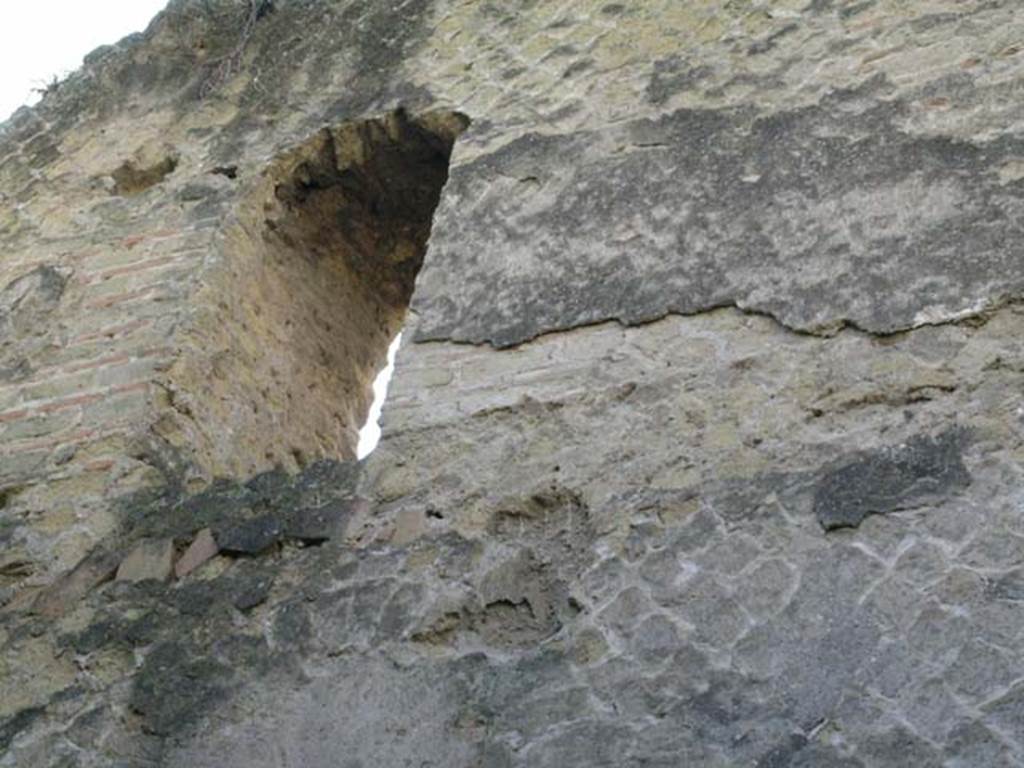 Ins Or II, 9, Herculaneum. December 2004. Detail of window on second floor, south wall. 
Photo courtesy of Nicolas Monteix.
