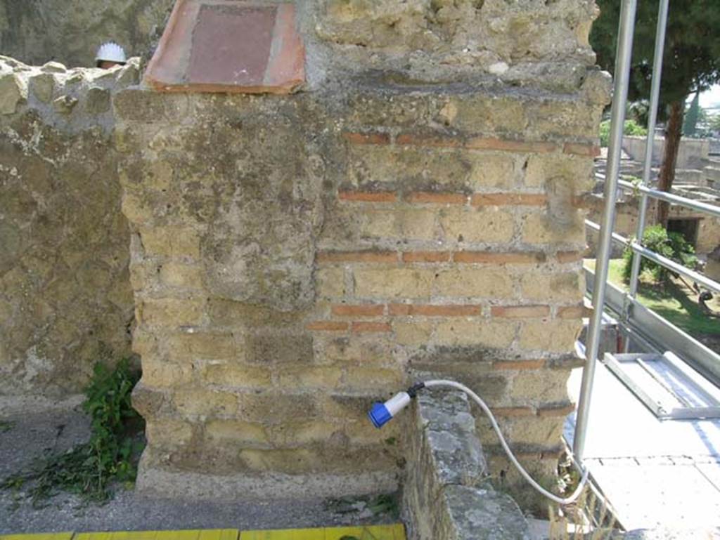 Ins Or II.9, Herculaneum. May 2006. 
Looking south-west from window/doorway on second upper floor. Photo courtesy of Nicolas Monteix.
