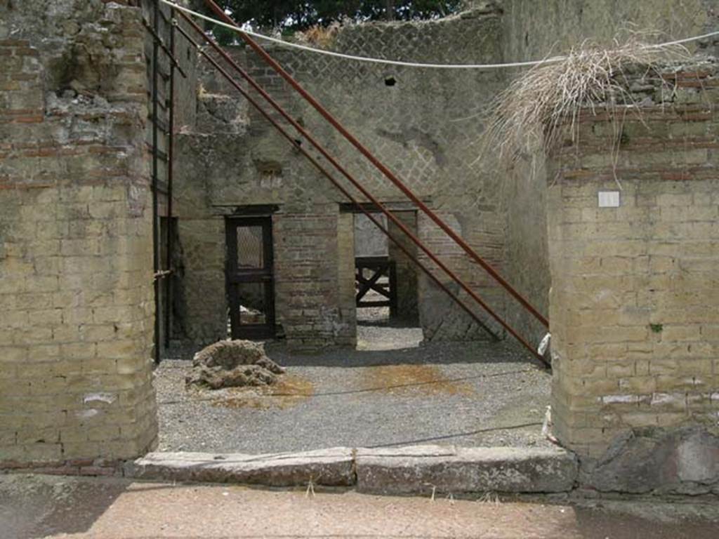 Ins Or II, 11, Herculaneum. June 2006. Looking east to entrance doorway on Cardo V.
Photo courtesy of Nicolas Monteix.

