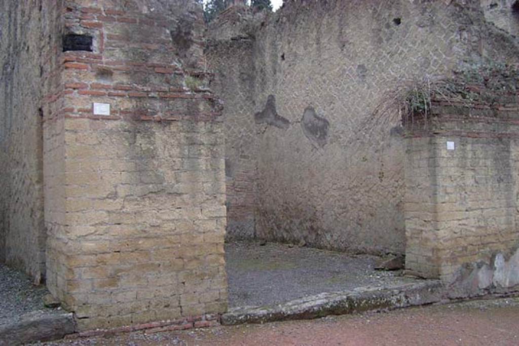 Ins Or II, 11, Herculaneum. January 2002. Looking east to faade. Photo courtesy of Nicolas Monteix.


