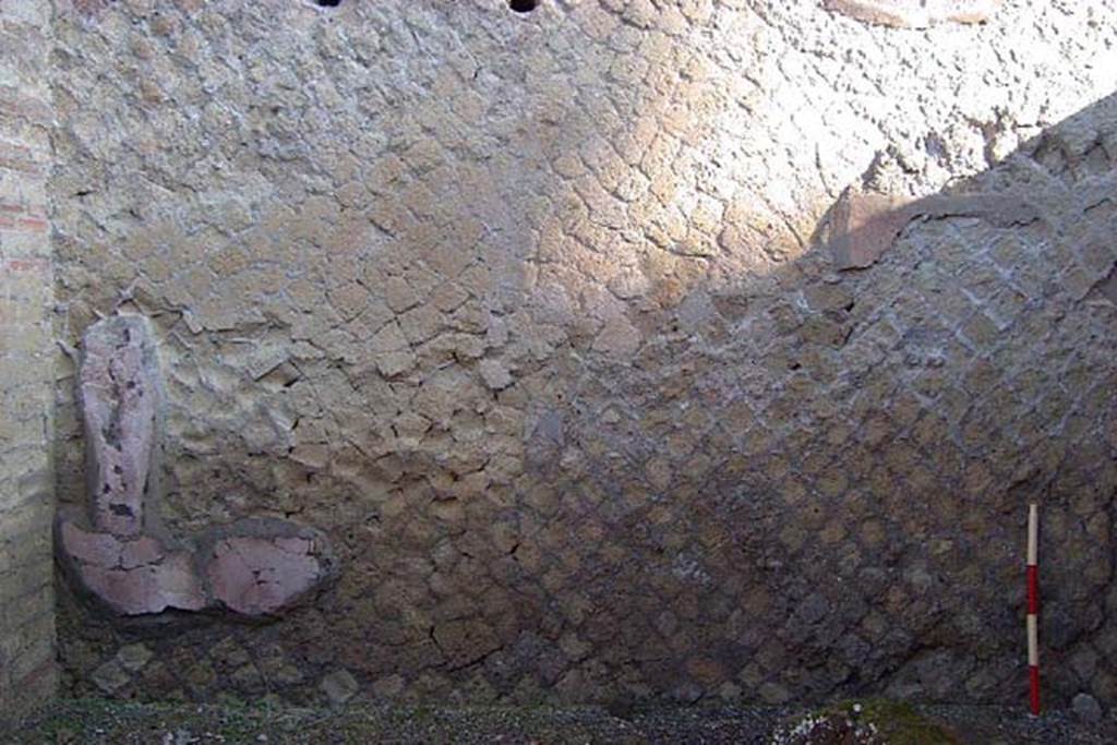 Ins Or II, 11, Herculaneum. January 2002.  Looking towards west end of north wall of shop-room.   
Photo courtesy of Nicolas Monteix.
