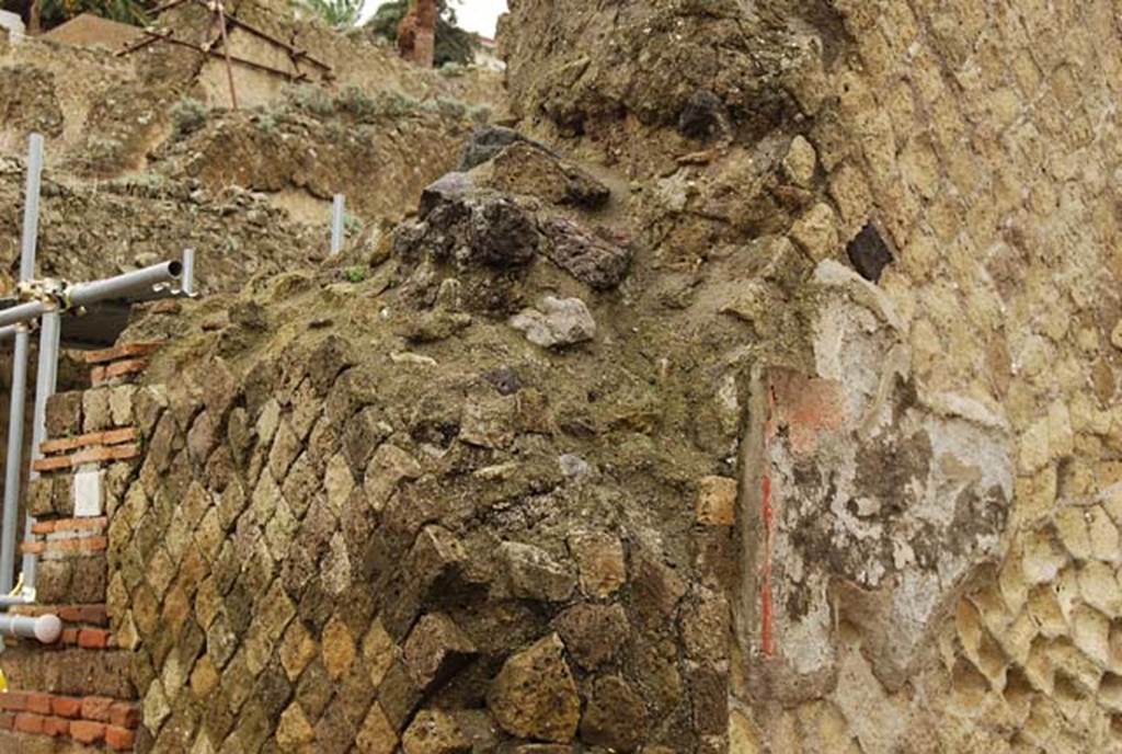 Ins Or II. 13, Herculaneum. December 2008. Looking towards remaining decoration on north wall behind counter.  
Photo courtesy of Nicolas Monteix.
