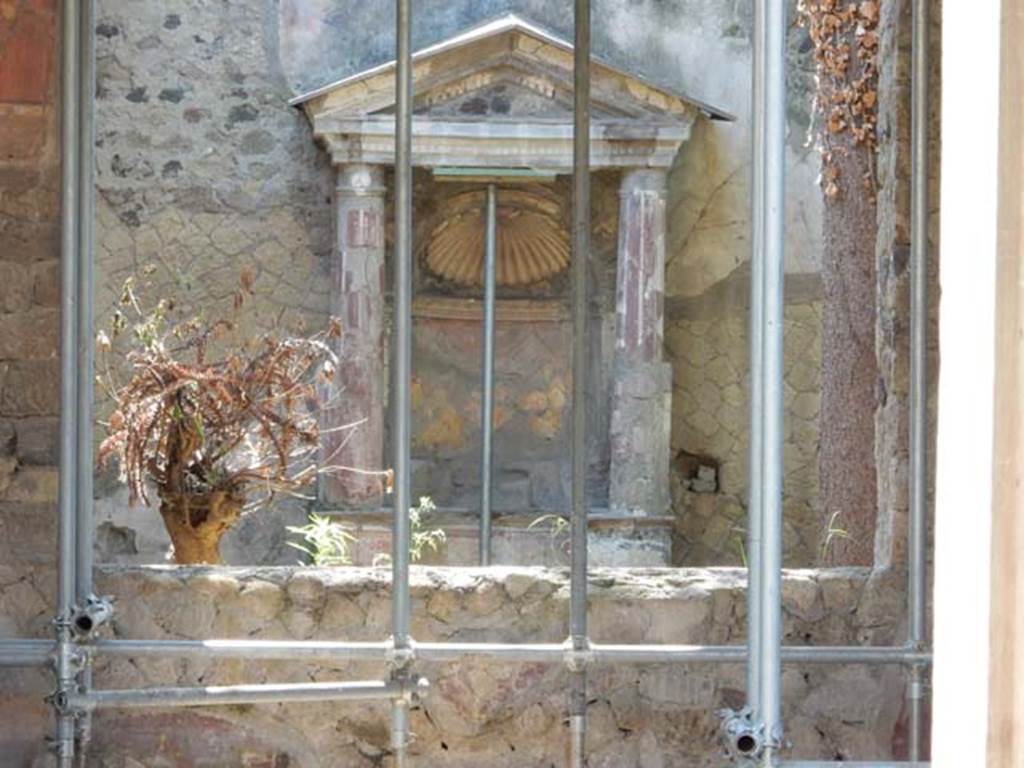 V.5 Herculaneum, May 2018. Looking from window of tablinum towards garden and shrine.
Photo courtesy of Buzz Ferebee.