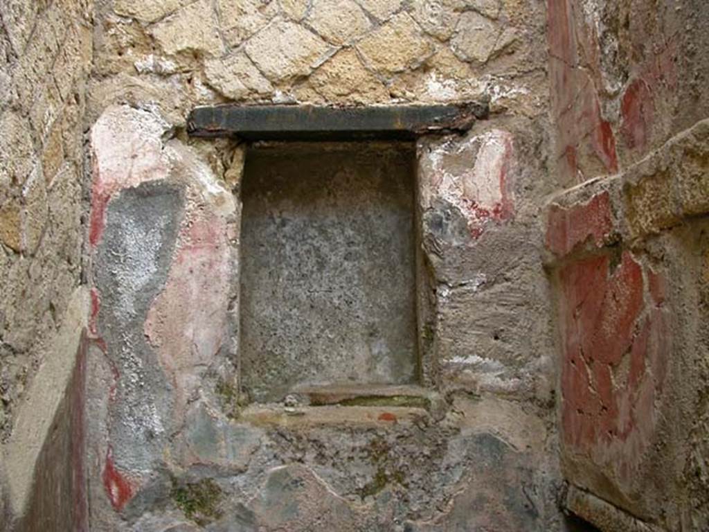 V 7, Herculaneum, June 2002. Looking towards recess/niche at west end of north wall.
Photo courtesy of Nicolas Monteix.