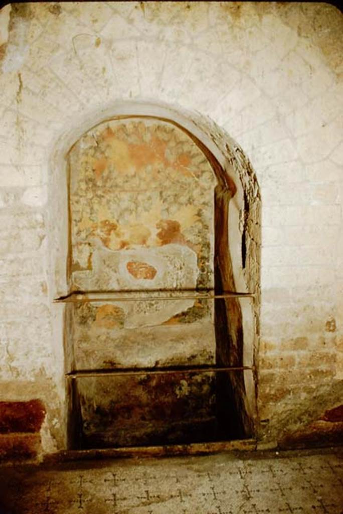 V.8 Herculaneum, 1957. Area 4, arched recess under the masonry stairs.
Photo by Stanley A. Jashemski.
Source: The Wilhelmina and Stanley A. Jashemski archive in the University of Maryland Library, Special Collections (See collection page) and made available under the Creative Commons Attribution-Non Commercial License v.4. See Licence and use details.
J57f0449