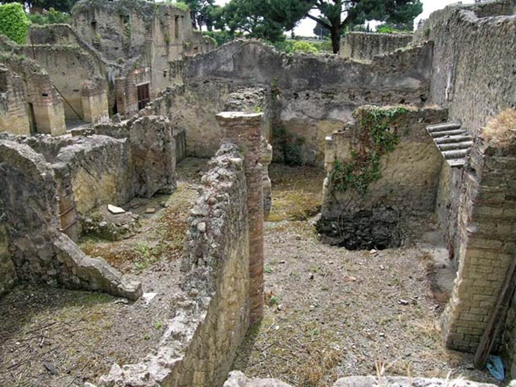 V.24 Herculaneum. May 2005. Looking south across rear two rooms in north-west corner of V.24.
The atrium, with the vaulted lararium shrine, is across the centre of the photo, with Lararium, on right.
The ruined podium for an altar, according to Maiuri, centre left. Photo courtesy of Nicolas Monteix.