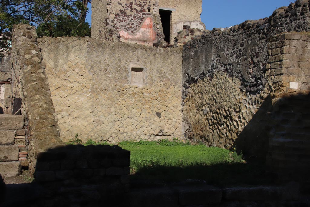 V.32 Herculaneum. October 2022. Looking west towards entrance doorway to shop. Photo courtesy of Klaus Heese.