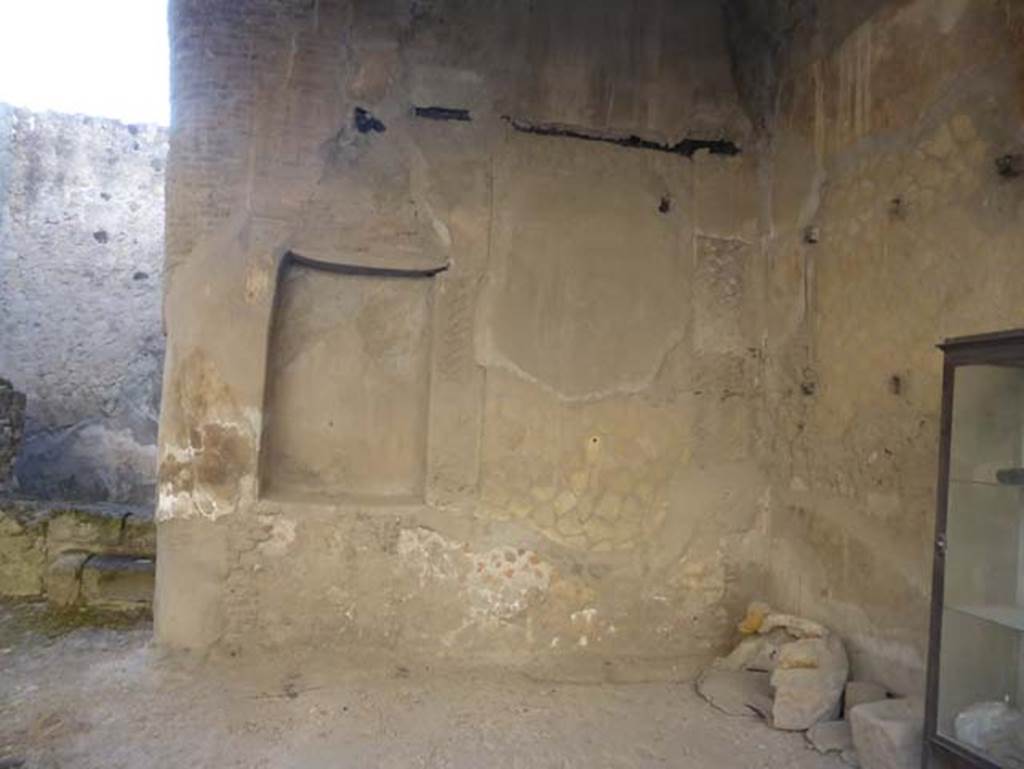 VI.12 Herculaneum, September 2015.
Looking towards south wall of shop-room, with niche/recess and blocked doorway to atrium of VI.13.