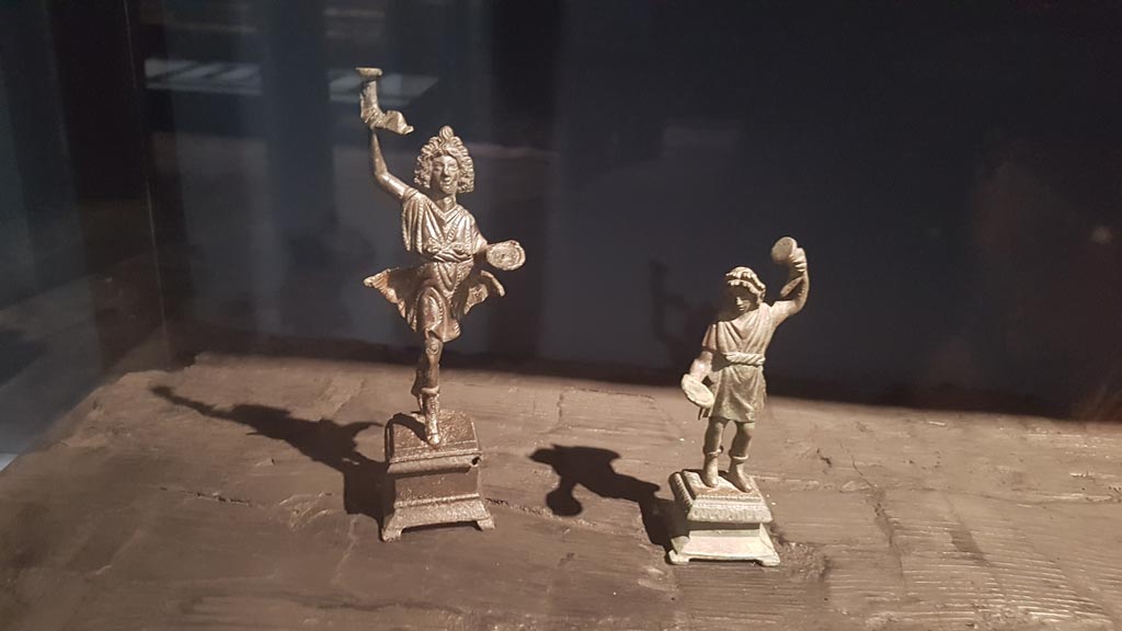 VI.13 Herculaneum. August 2023. Detail of figures typically found in a shrine. Photo courtesy of Maribel Velasco.
On display in exhibition entitled – “Materia. Il legno che non bruciò ad Ercolano”.