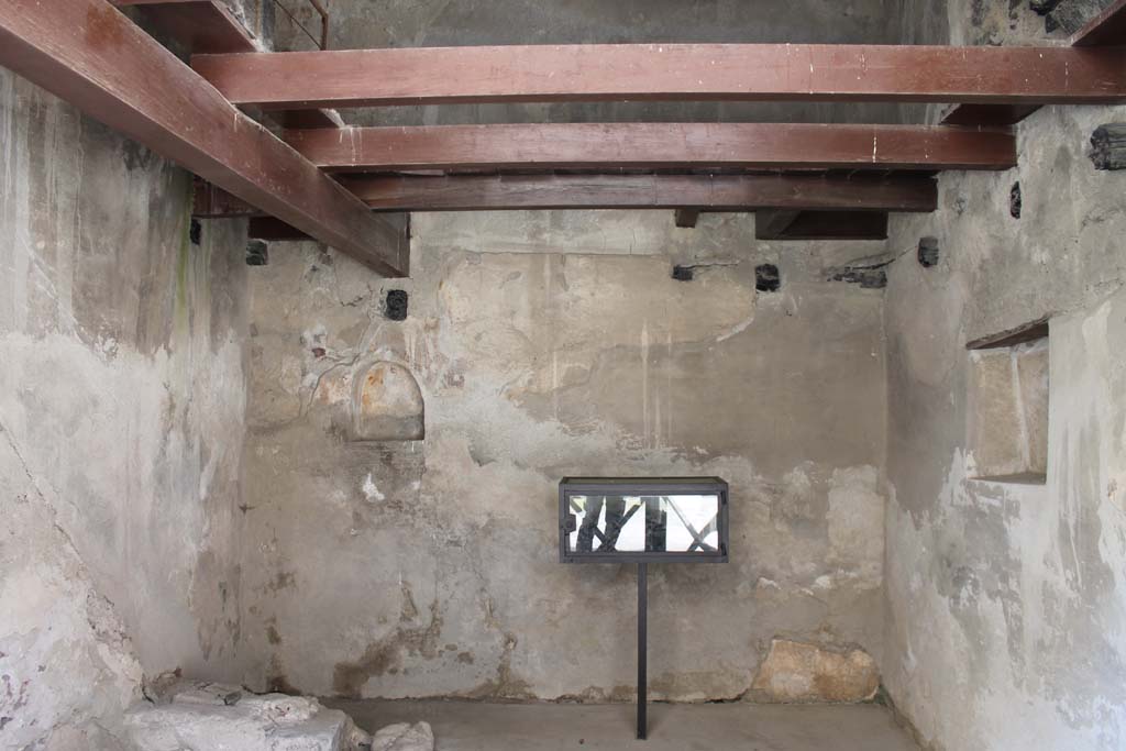 VI.15, Herculaneum. March 2014. Looking towards south wall with arched niche, and display case with carbonised rope.
On the west wall, on right, is a square recess/niche.
Foto Annette Haug, ERC Grant 681269 DÉCOR.