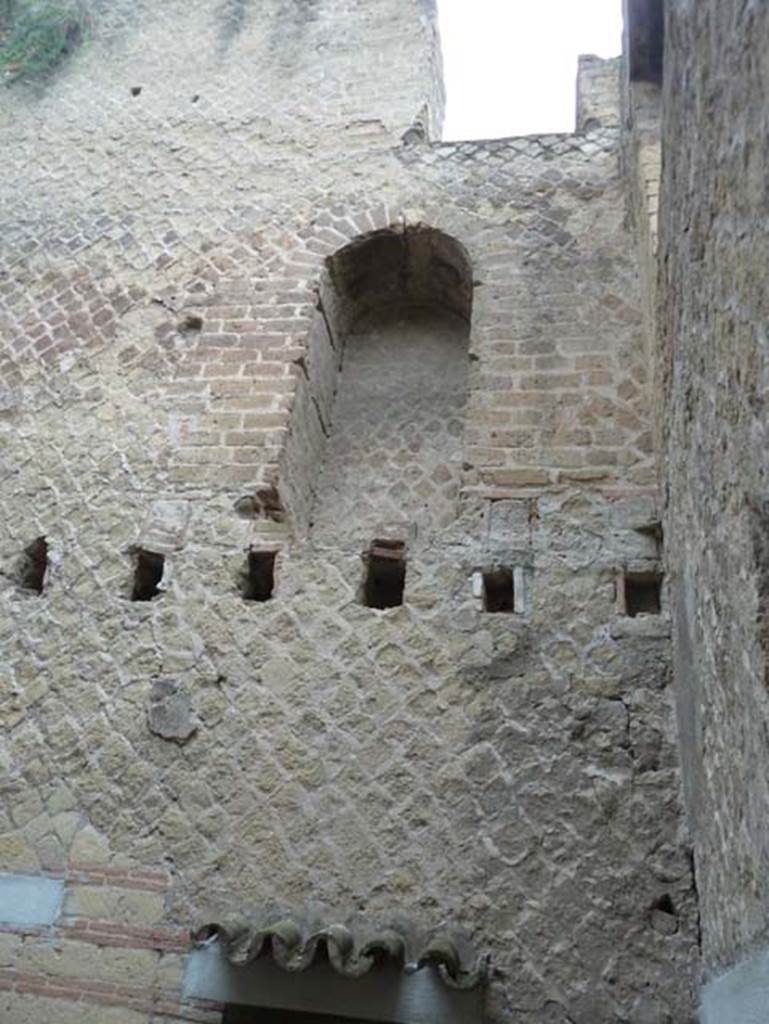 Ins. Orientalis II.8, Herculaneum. September 2015. Recess/niche in room on mezzanine floor in upper north-east corner. Above the recess is another doorway which would have been on the upper floor.