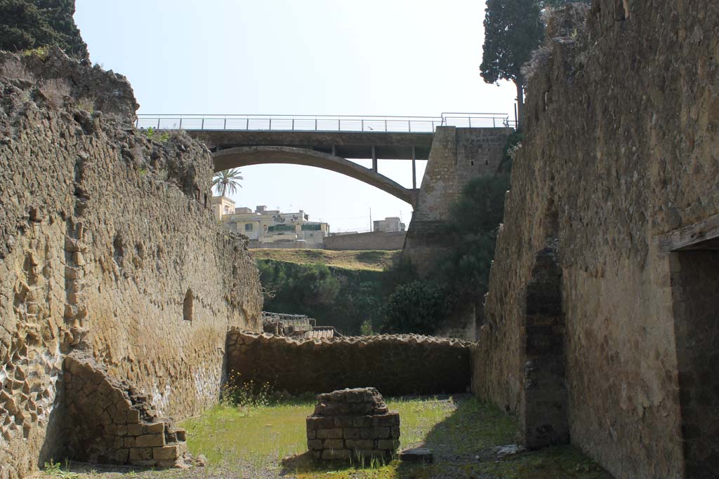Ins. Orientalis II.14, Herculaneum. March 2014. Looking east towards two rear rooms.
Foto Annette Haug, ERC Grant 681269 DÉCOR
